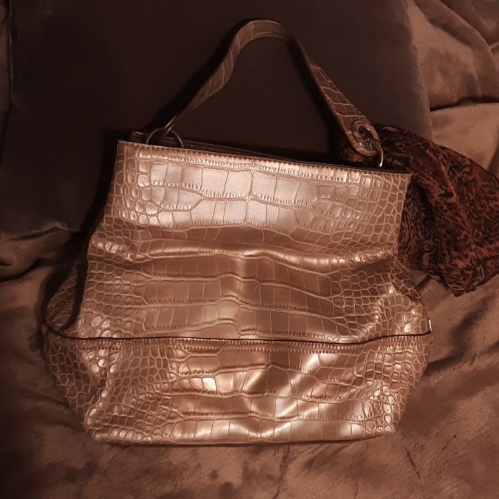 Tommy Hilfiger hangs bag